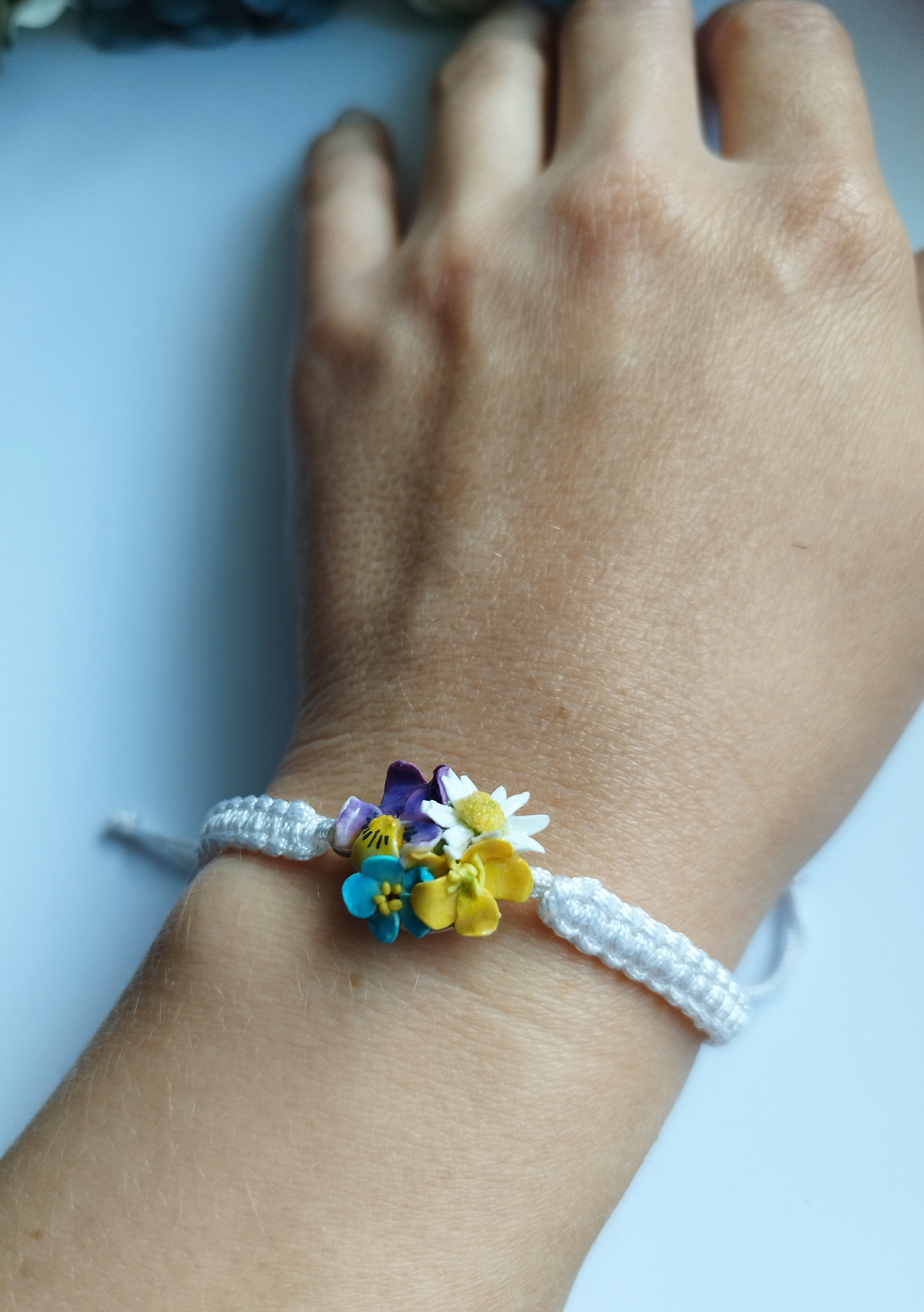 Květinový náramek čtyři květy/ shamballa náramek