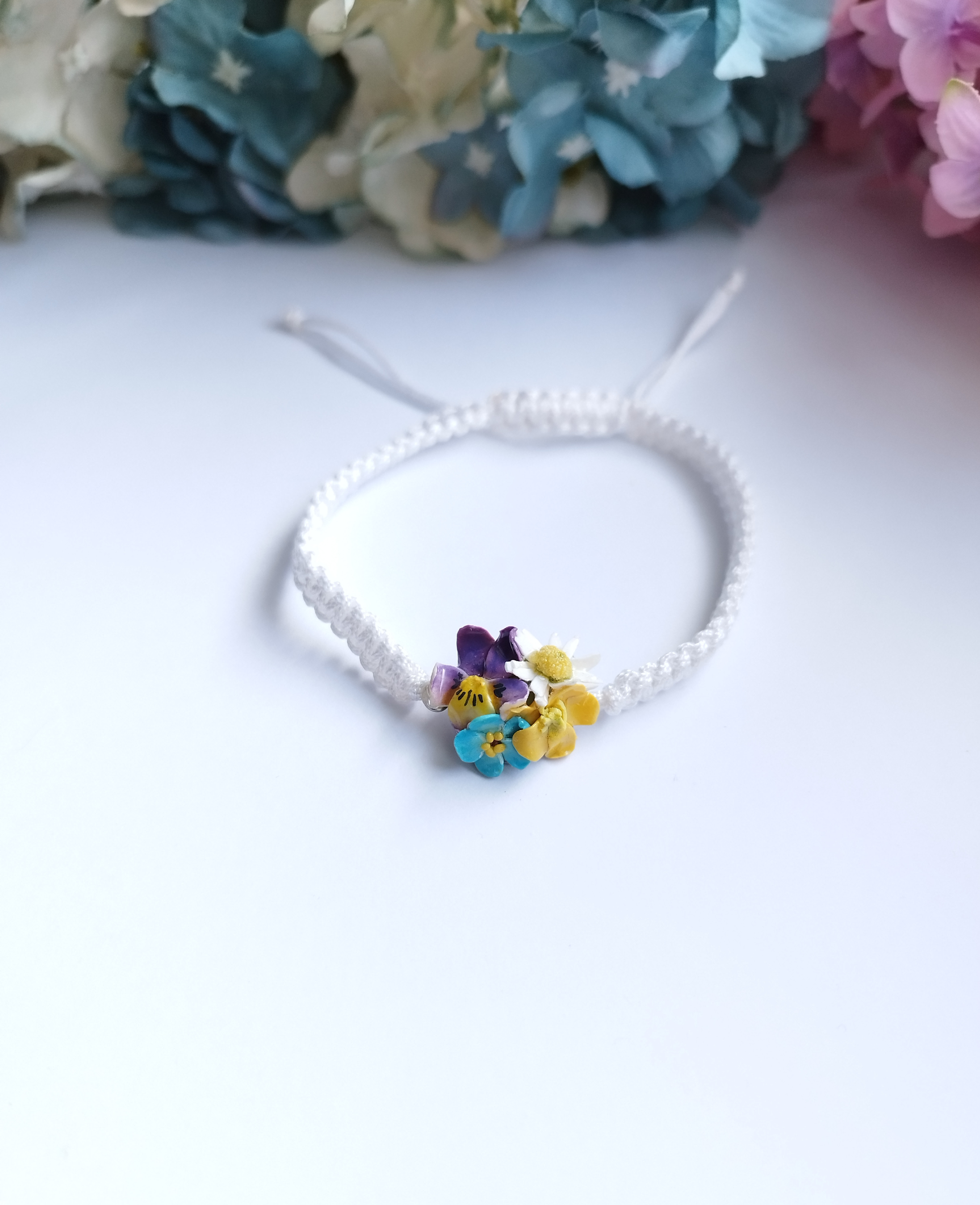 Květinový náramek čtyři květy/ shamballa náramek